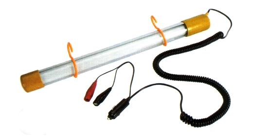 Lámpara portátil fluorescente con enchufe de mechero y pinzas.