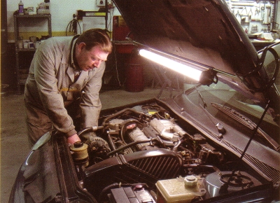 Los cables de arranque son necesarios para arrancar un vehículo que se ha quedado sin baterías.