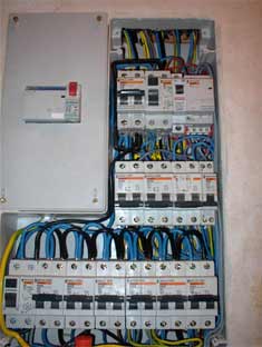 Los guantes aislantes son uno de los elementos de seguridad que se debe utilizar cuando la lámpara portátil funciona a mas de 24V.