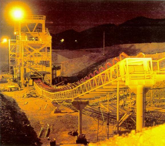 Los guantes aislantes son uno de los elementos de seguridad que se debe utilizar cuando la lámpara portátil funciona a mas de 24V.