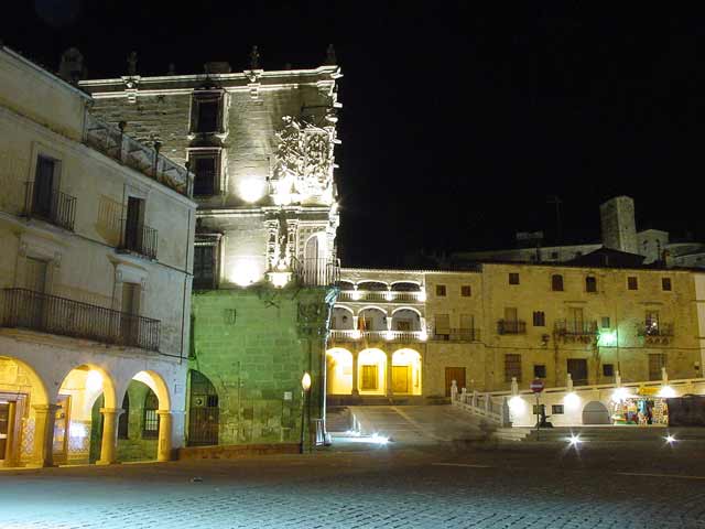 Los guantes aislantes son uno de los elementos de seguridad que se debe utilizar cuando la lámpara portátil funciona a mas de 24V.