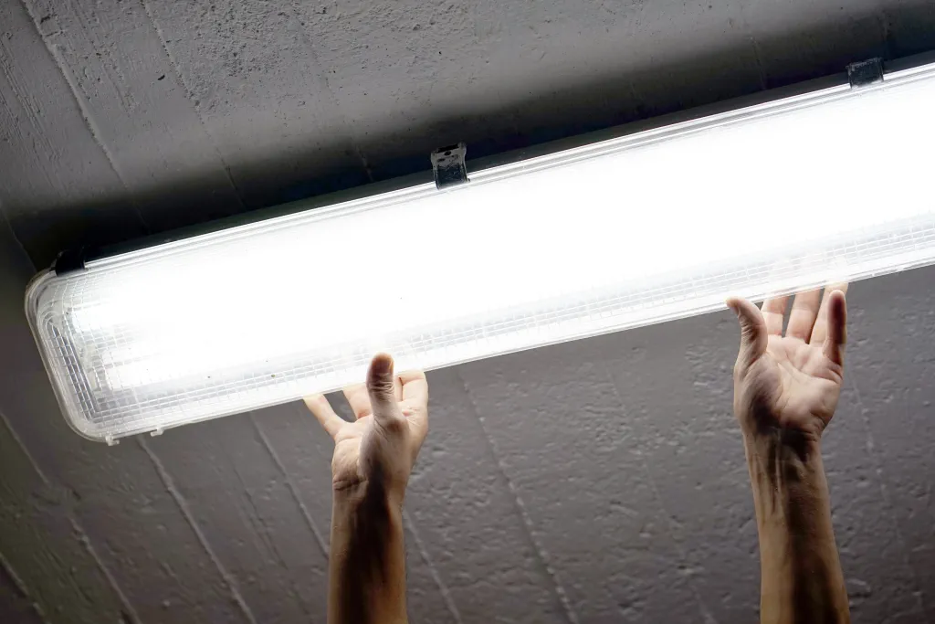 Las lámparas fluorescentes deben manipularse con mucho cuidado.