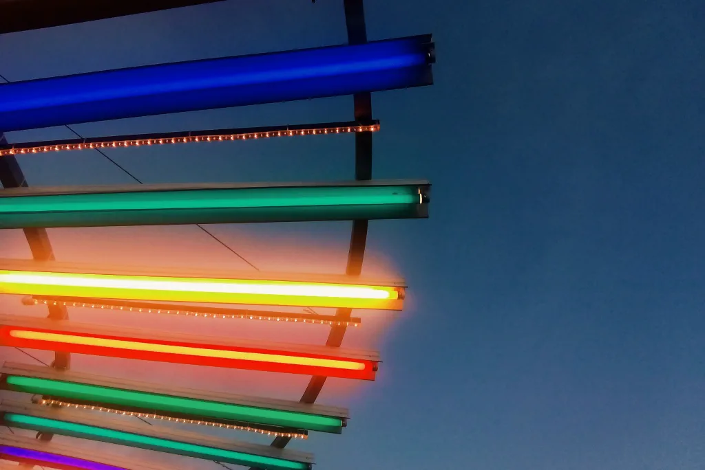 Existen lámparas fluorescentes de diferentes colores.