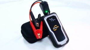 Arrancador de batería 12V Ref. 4222 con 2000A y pantalla LED, apto para motores de gasolina y diésel.