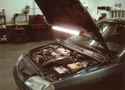 Batería de coche junto con todos sus componentes.