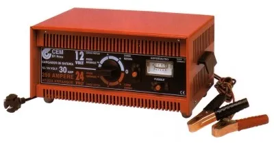 Cargador de baterías de 12 voltios o 24 voltios con pinzas.