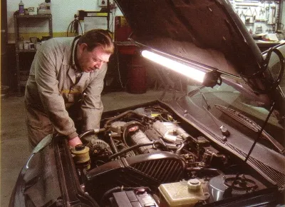 Los cables de arranque son necesarios para arrancar un vehículo que se ha quedado sin baterías.