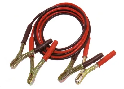 Cable de arranque con pinzas de chapa para arrancar vehículos con la batería descargada.